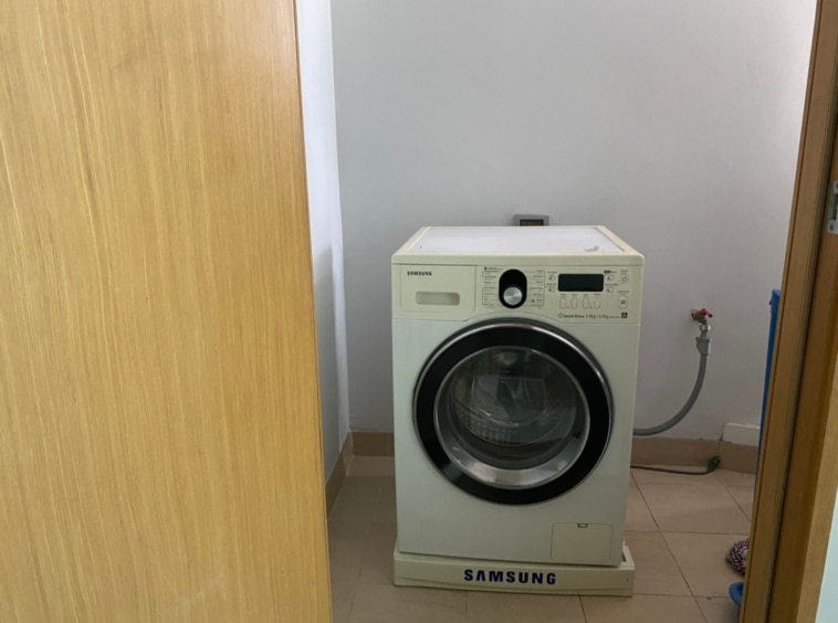 maid room with washing machine